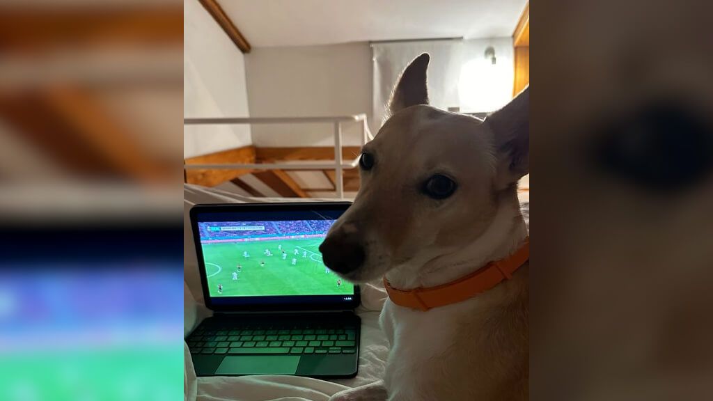 María Valero, viendo el partido de Borja Iglesias desde la cama