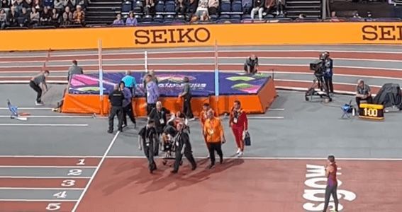  María Vicente se retira en camilla en los Mundiales de Glasgow.