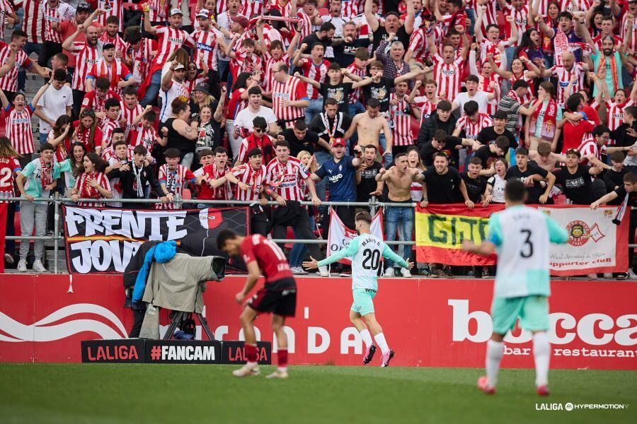 Mario González celebra su gol con la afición del Sporting desplazada en Anduva.