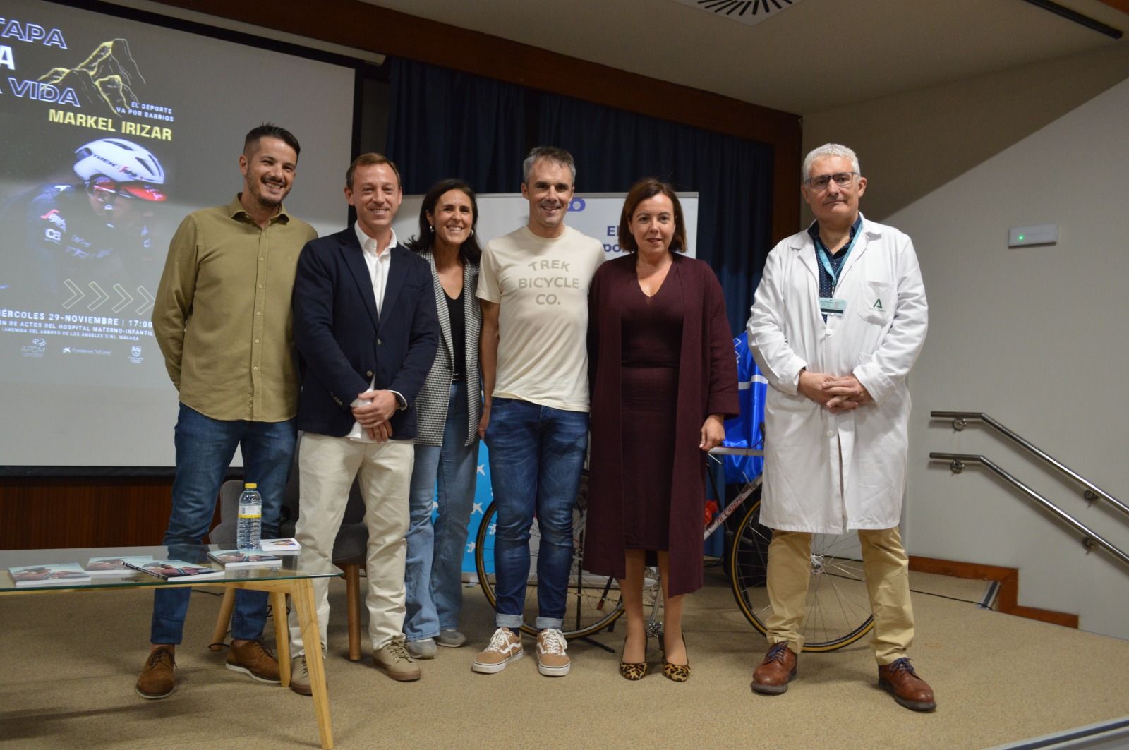  Markel Irizar, en el centro de la imagen, en la charla de 'El deporte va por barrios'.
