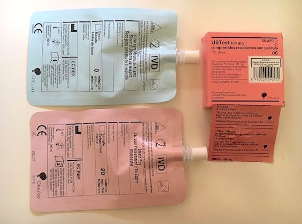 Material usado para realizar el test de aliento: bolsas de recogida de muestras de aire y pastilla de urea con C13. (Fuente: Exploraciones Digestivas Funcionales)