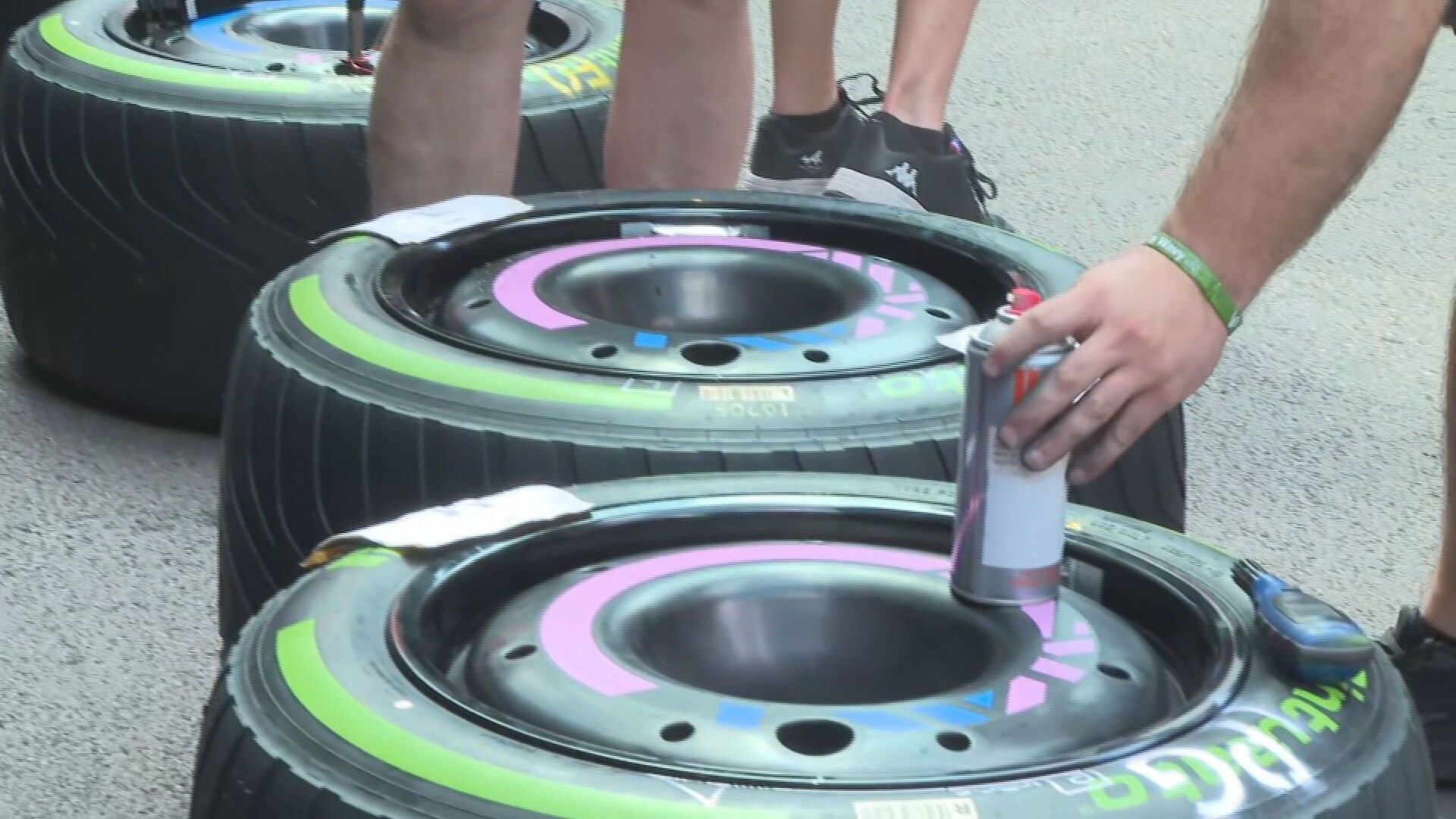  Mecánicos Alpine preparando los neumáticos