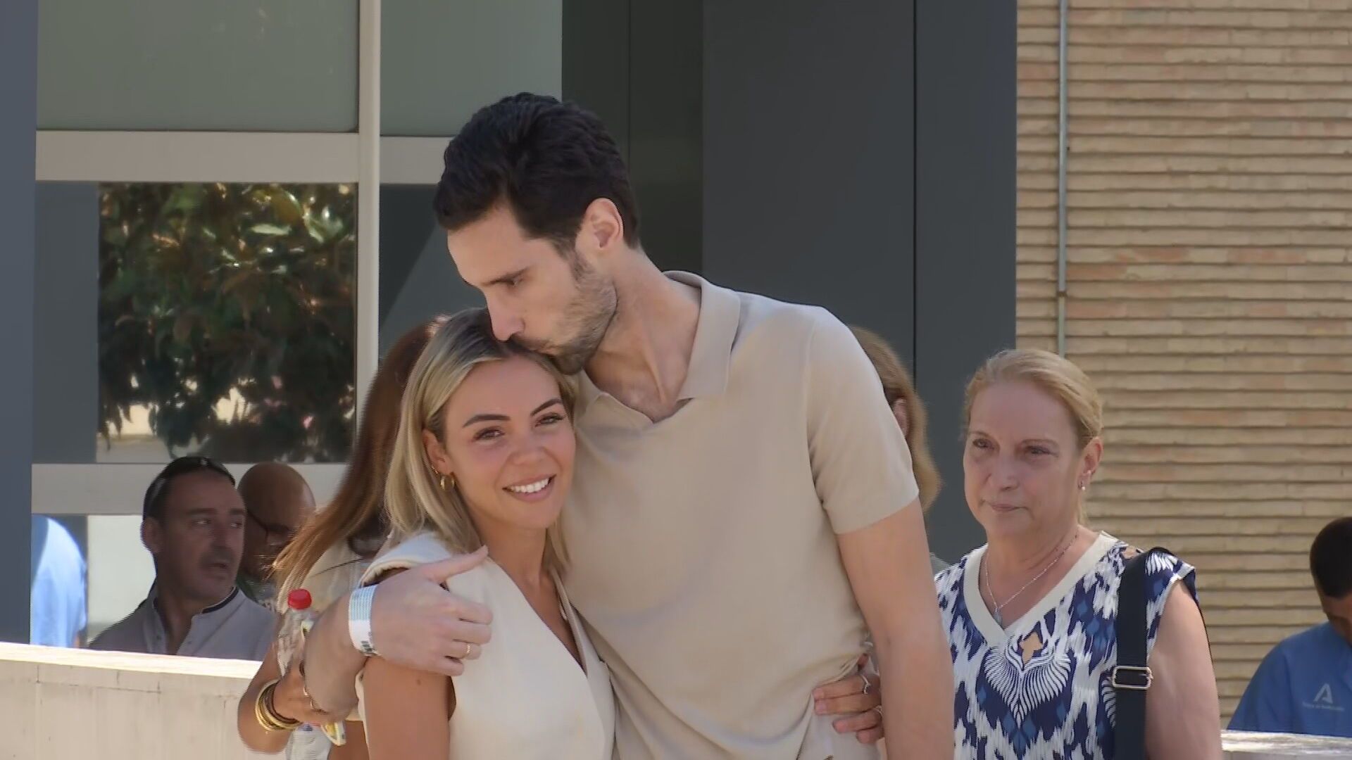 El beso de Sergio Rico a Alba Silva nada más salir del hospital.