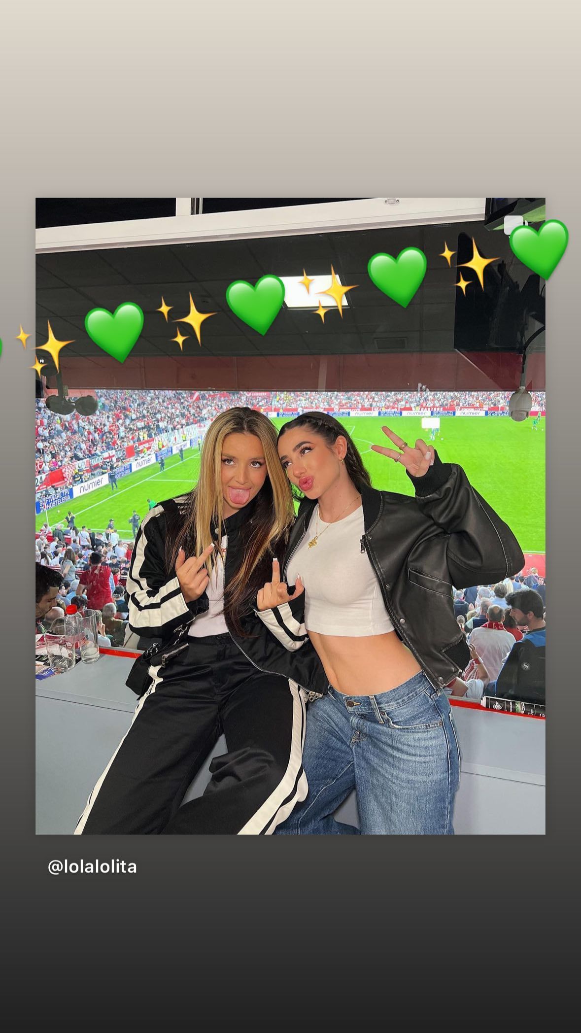 El guiño de Lola Índigo en el derbi sevillano.