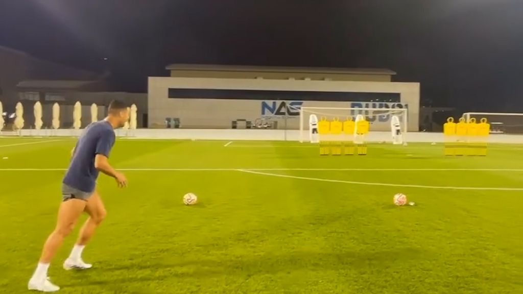  Cristiano Ronaldo, lanzando la falta.