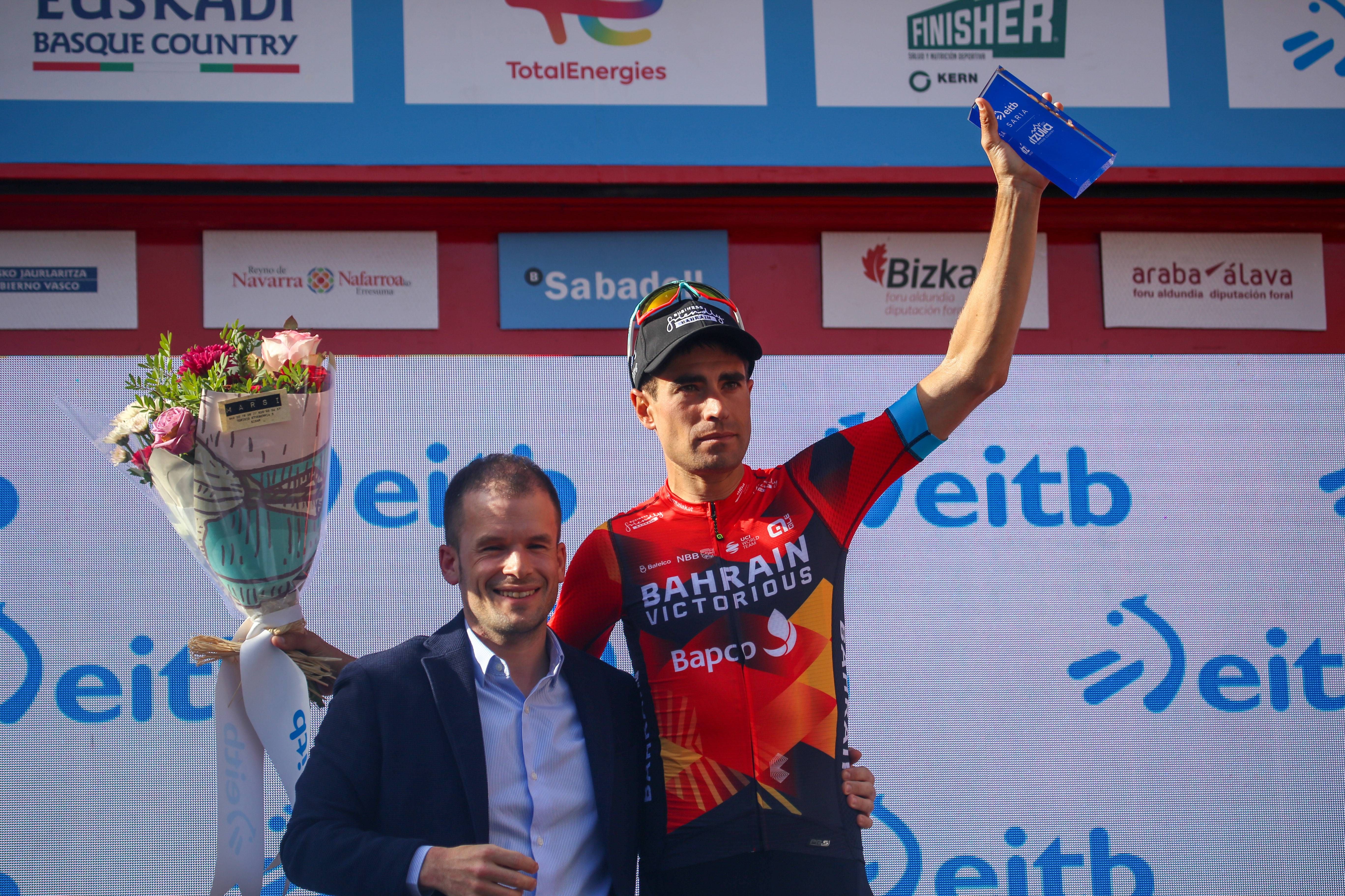  Mikel Landa, en el podio de la Itzulia