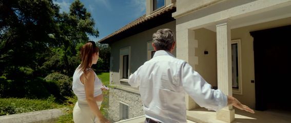  Mina actúa como intermediaria entre inmobiliaria y clientes, que suelen ser compañeros de Fede ('