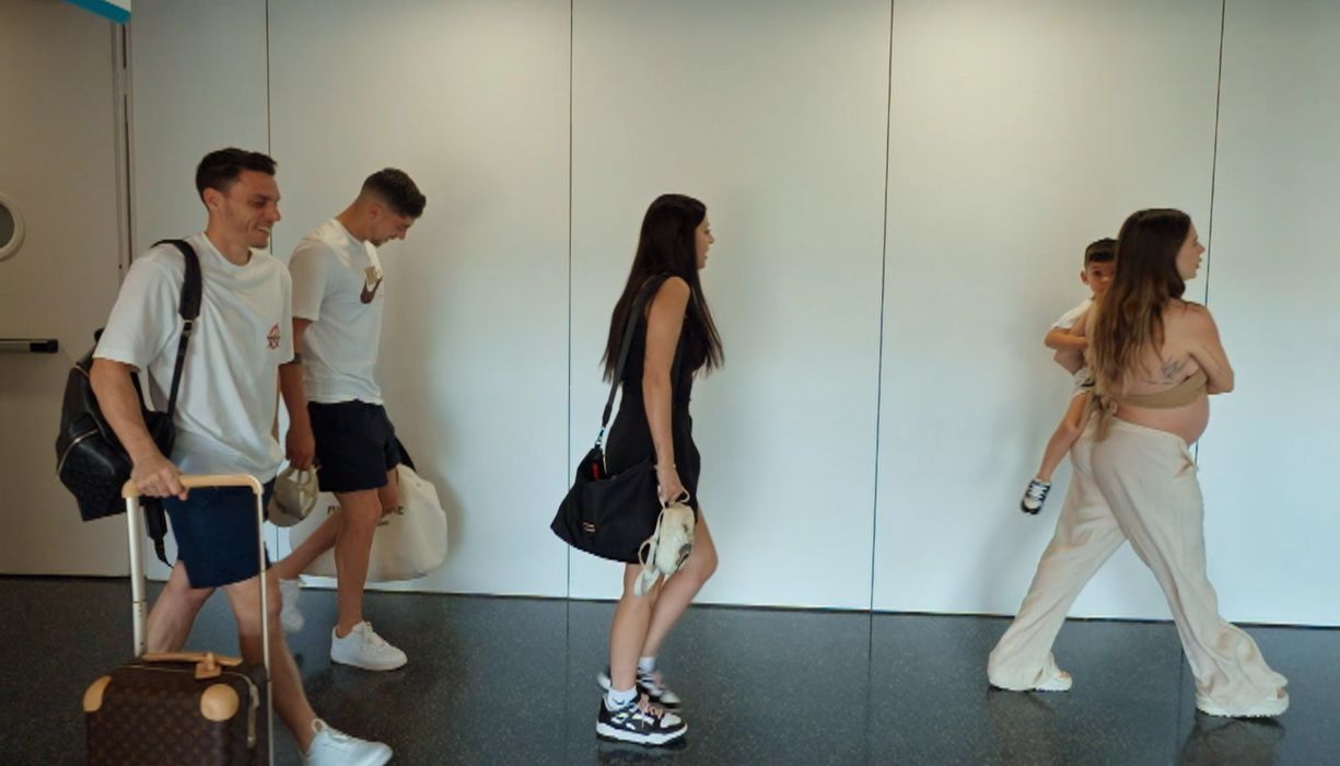  Mina Bonino, bien acompañada en su llegada a la clínica donde iba a nacer su hijo ('WAS: Ellas ta