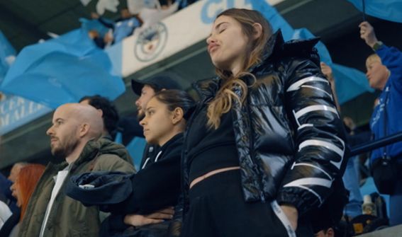 Mina Bonino, contrariada en la grada del Etihad Stadium ('WAGS: Ellas también juegan')