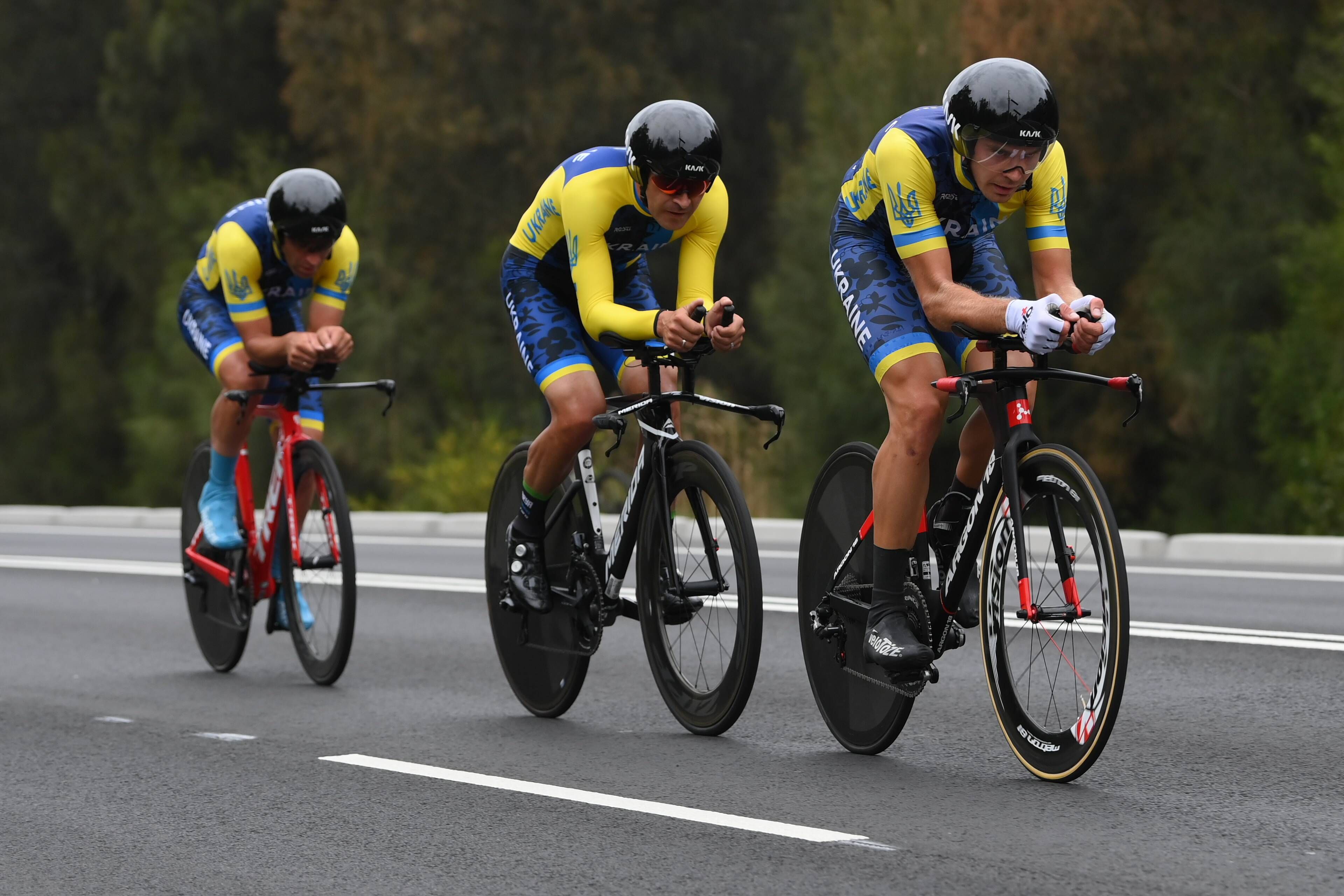  Mykhaylo Kononenko, en una competición de ciclismo con su equipo.