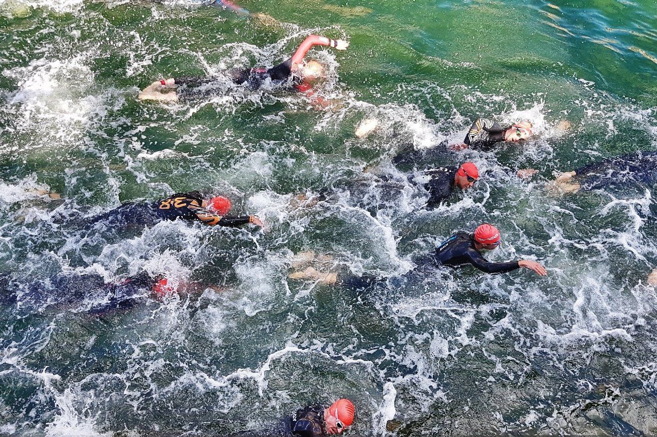 Gran día para el triatlón en Bilbao, recuperando una prueba única que contó con mucha afluencia de público.