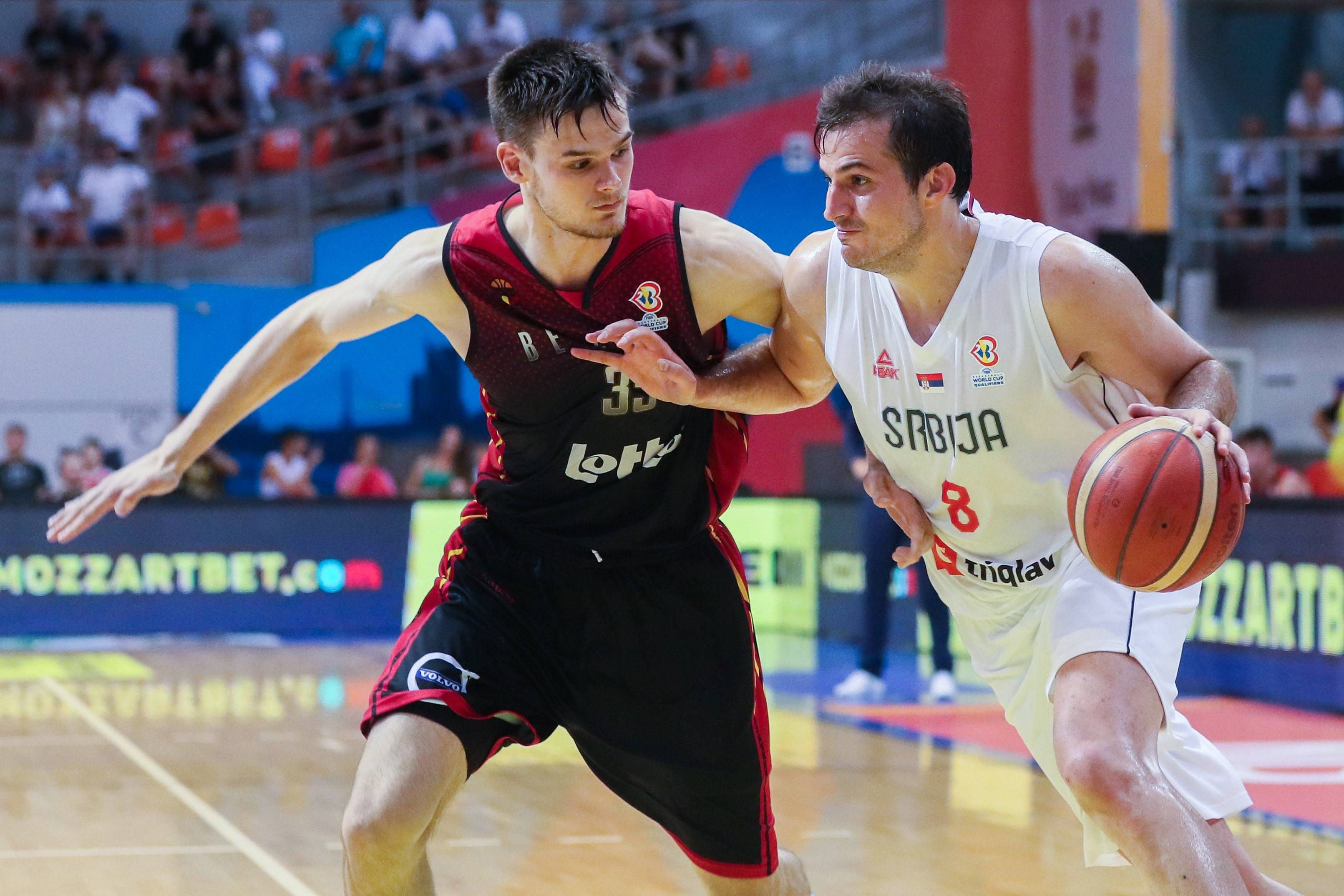  Nemanja Bjelica jugando con Serbia.