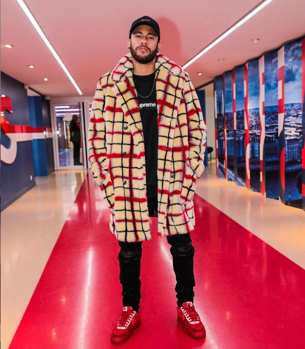  Neymar, con unos de sus extravagantes look.