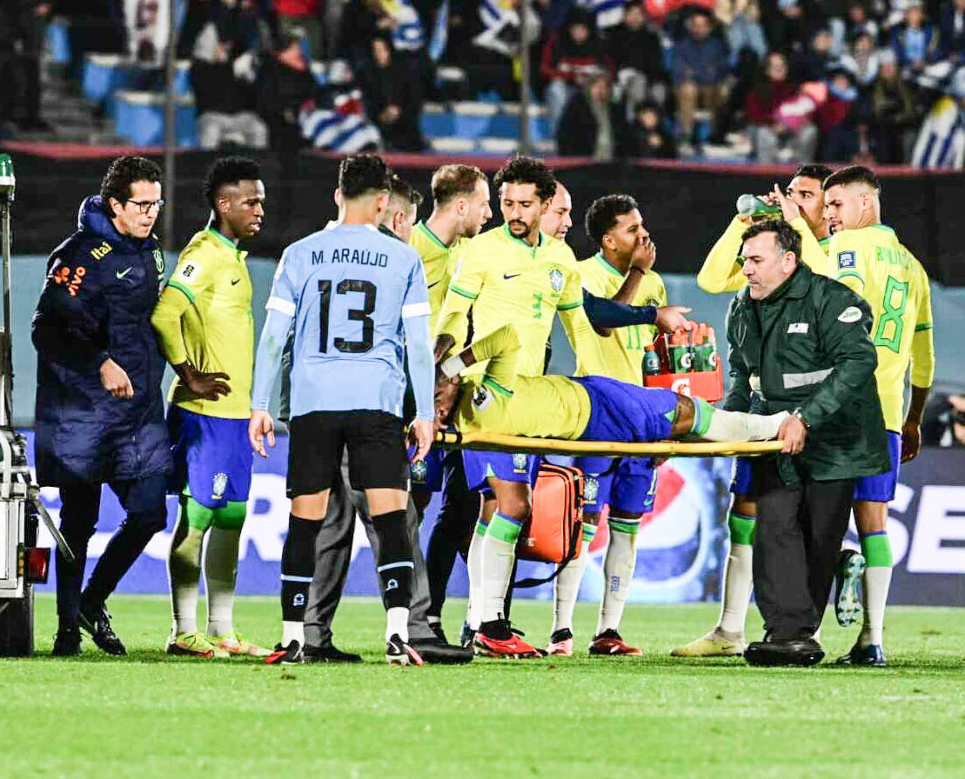 Neymar siendo retirado del campo tras su lesión con Brasil.