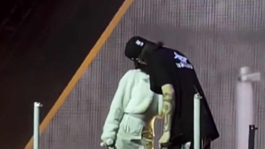  Nicki Nicole y Peso Pluma se dan un beso en pleno concierto (@perreolandmx)