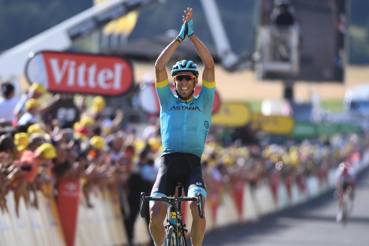 El ciclista vizcaíno Omar Fraile celebra su victoria en la meta de Mende.