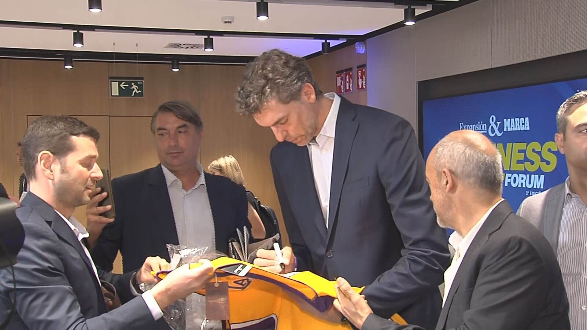  Pau Gasol firma una de sus camiseta de Los Angeles Lakers.