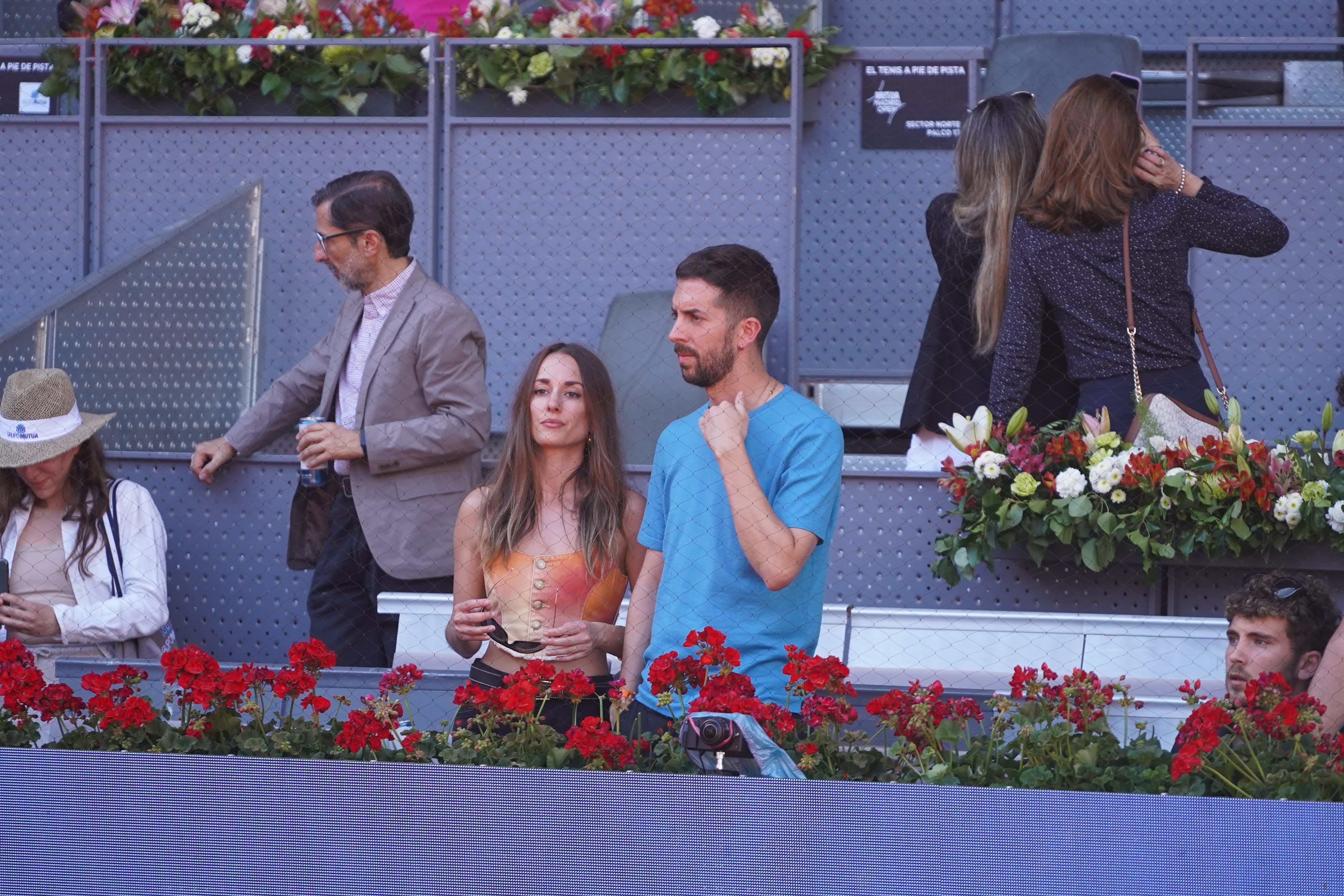David Broncano y Silvia Alonso viendo a Paula Badosa.