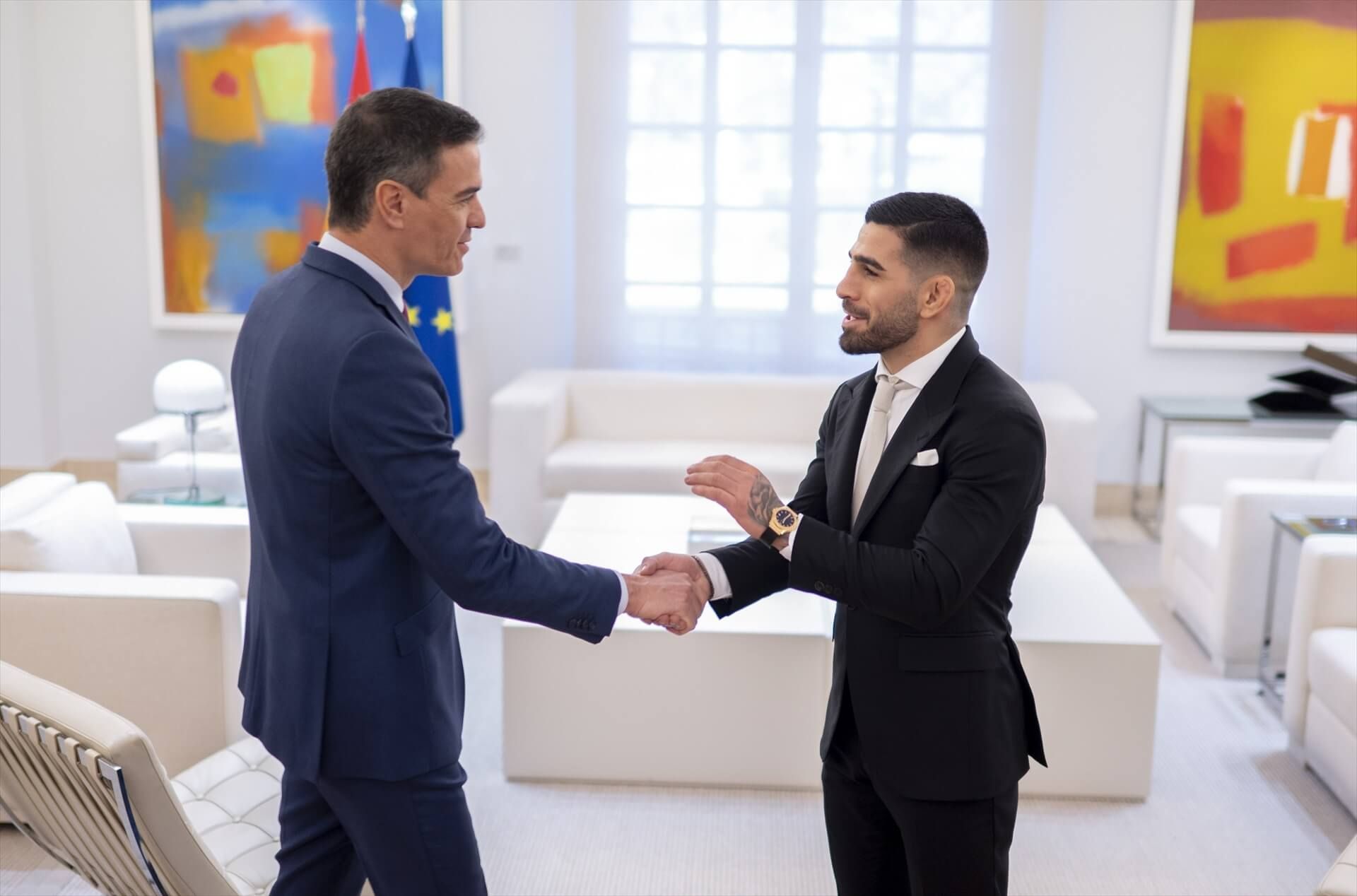  Pedro Sánchez e Ilia Topuria se saludan en Moncloa.