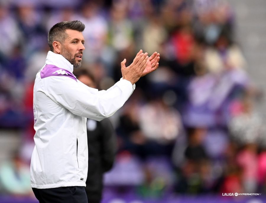 Pezzolano, durante el Real Valladolid-Cartagena (Foto: LaLiga).
