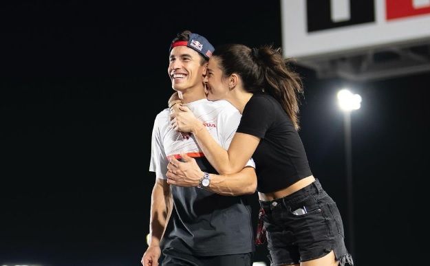  Gemma Pinto y Marc Márquez, durante el GP de Qatar (RRSS).