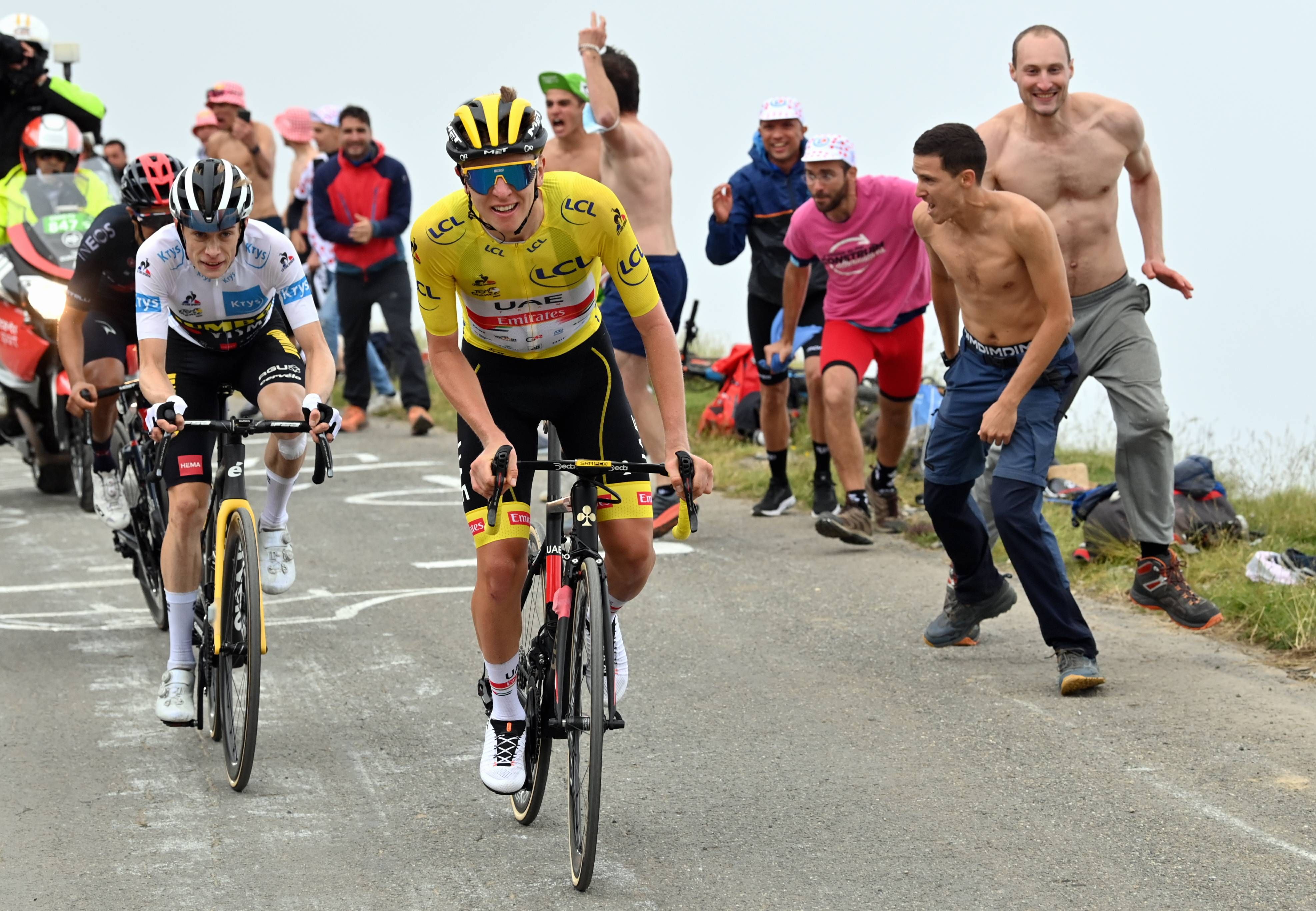  Pogacar, durante la etapa. .