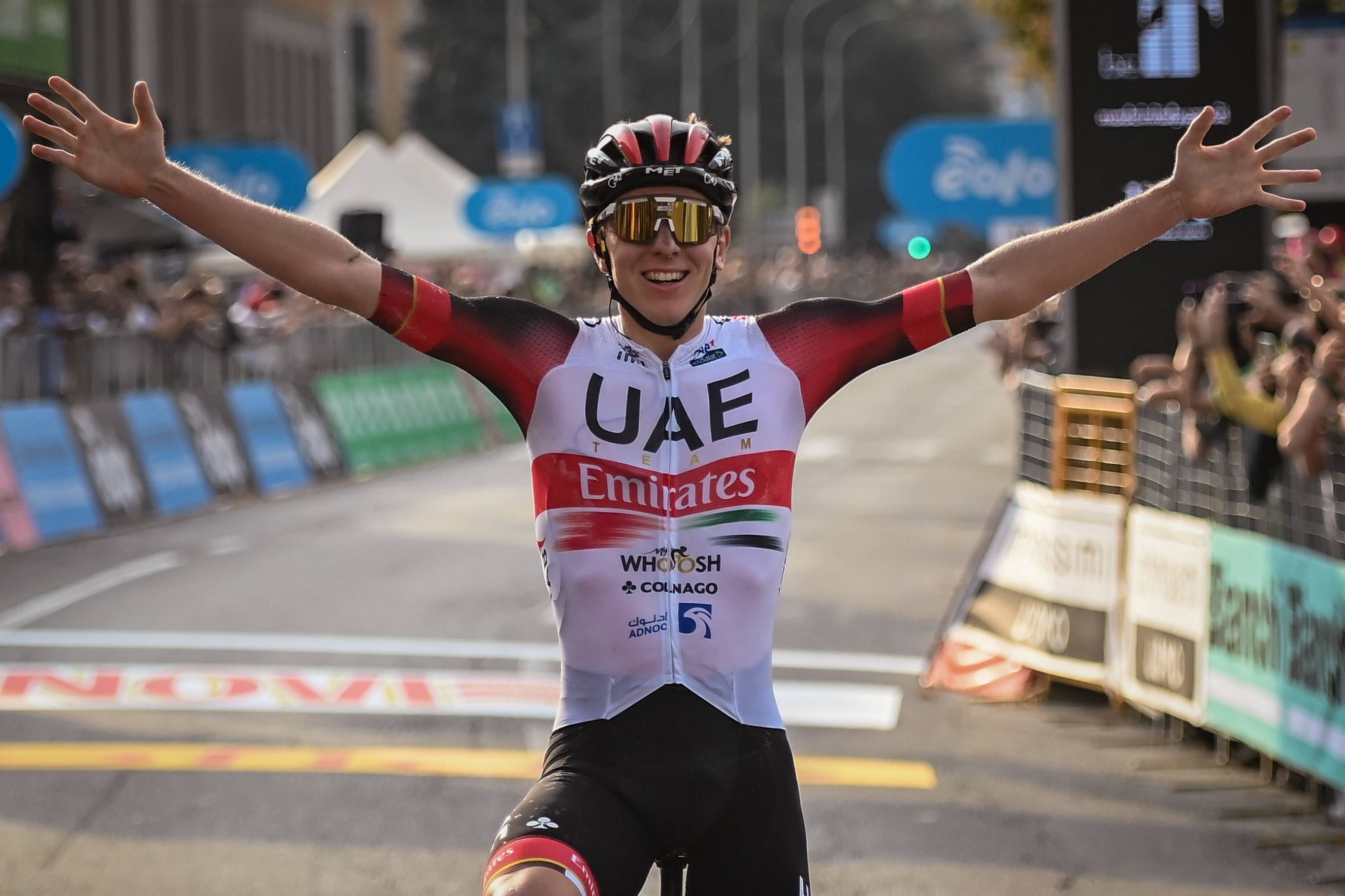 Tadej Pogacar celerando su victoria al llegar a la meta.