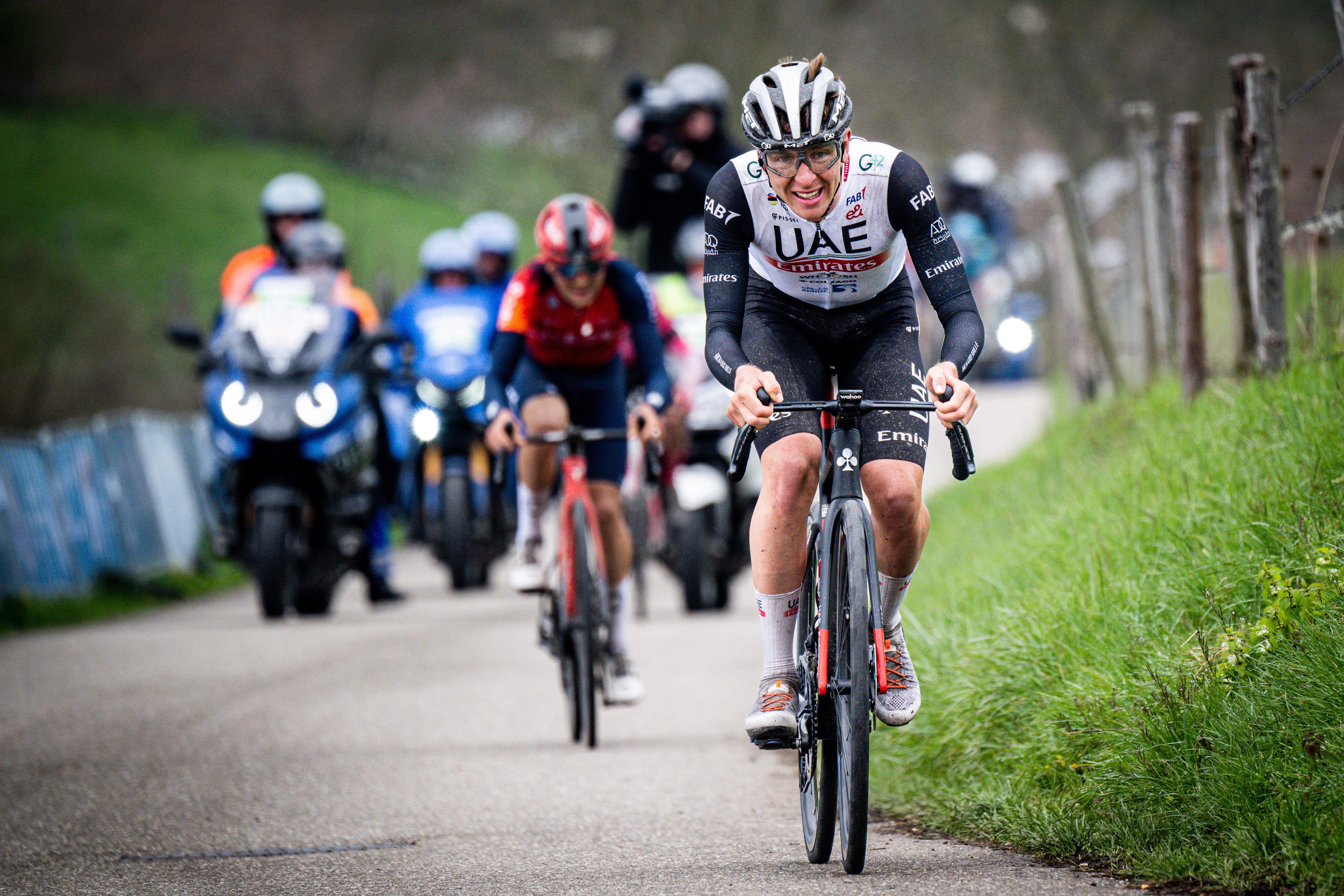  Tadeja pogacar y Tom Pidcock en la Amstel Oro Gold Race.