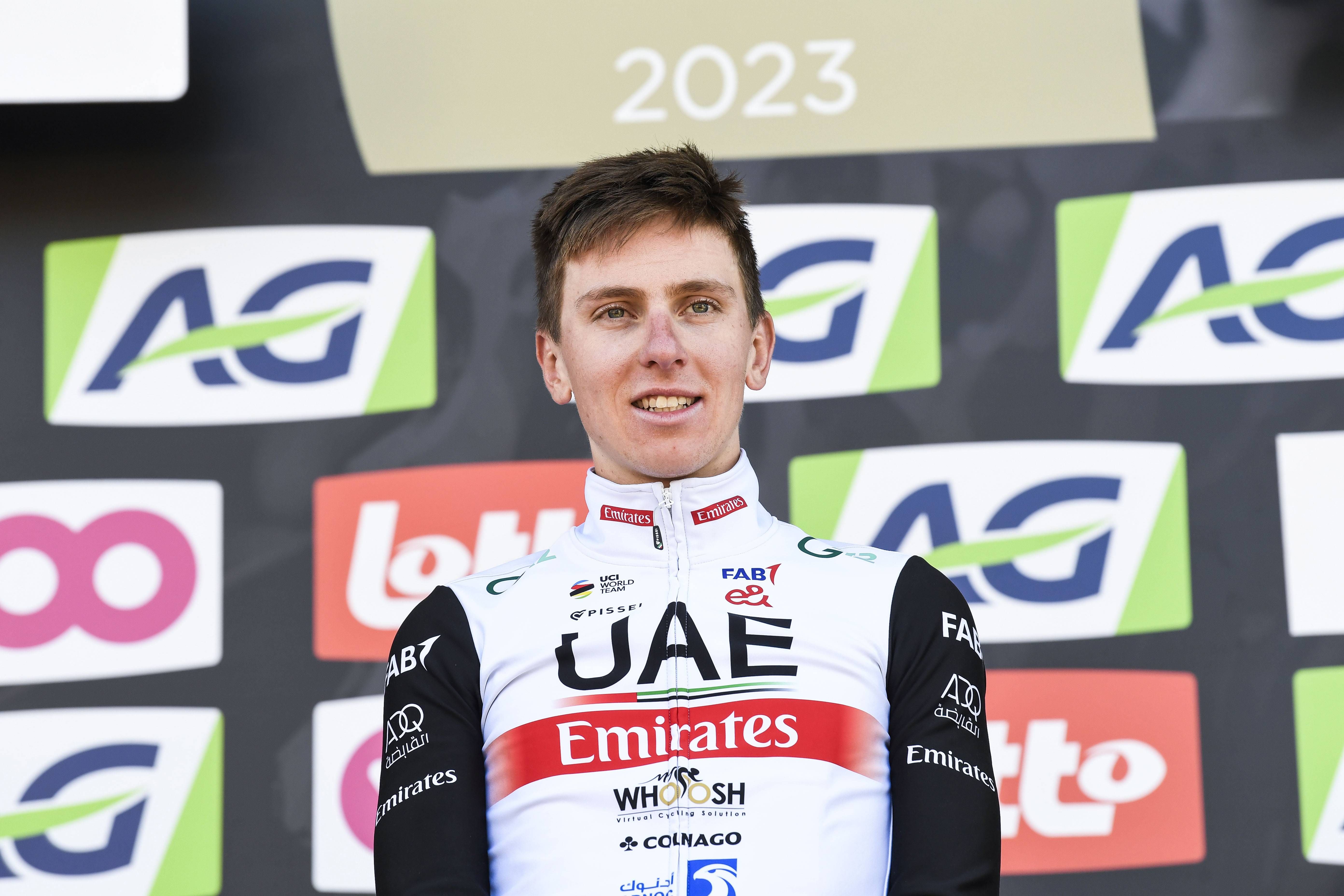  Tadej Pogacar en el pódium de la Flecha Valona
