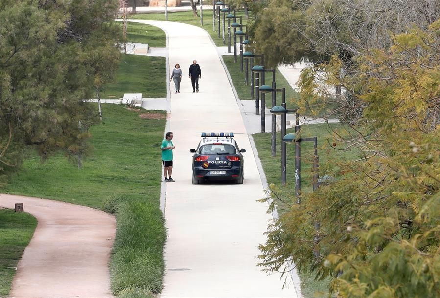 Policía Valencia contra el coronavirus por el viejo cauce del Río