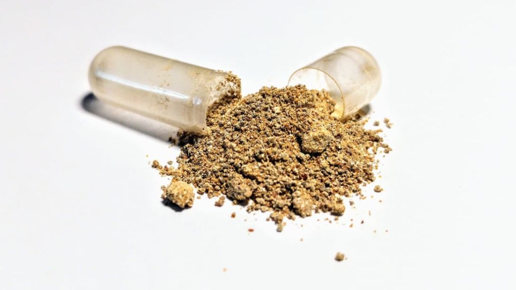 Cápsula de ashwagandha abierta