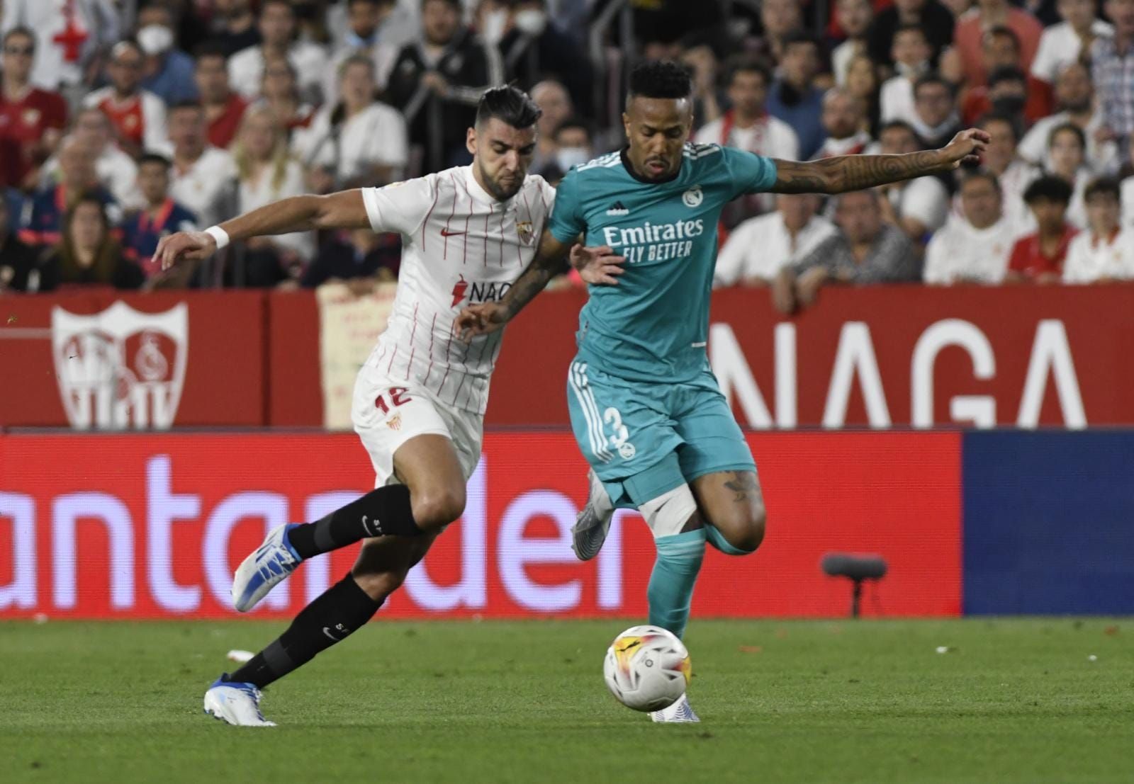  Rafa Mir y Militão en el Sevilla- Real Madrid en el Estadio Ramón Sánchez-Pizjuán