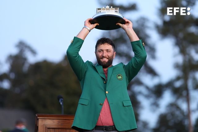  Jon Rahm posa con su chaqueta verde de campeón del Masters de Augusta.