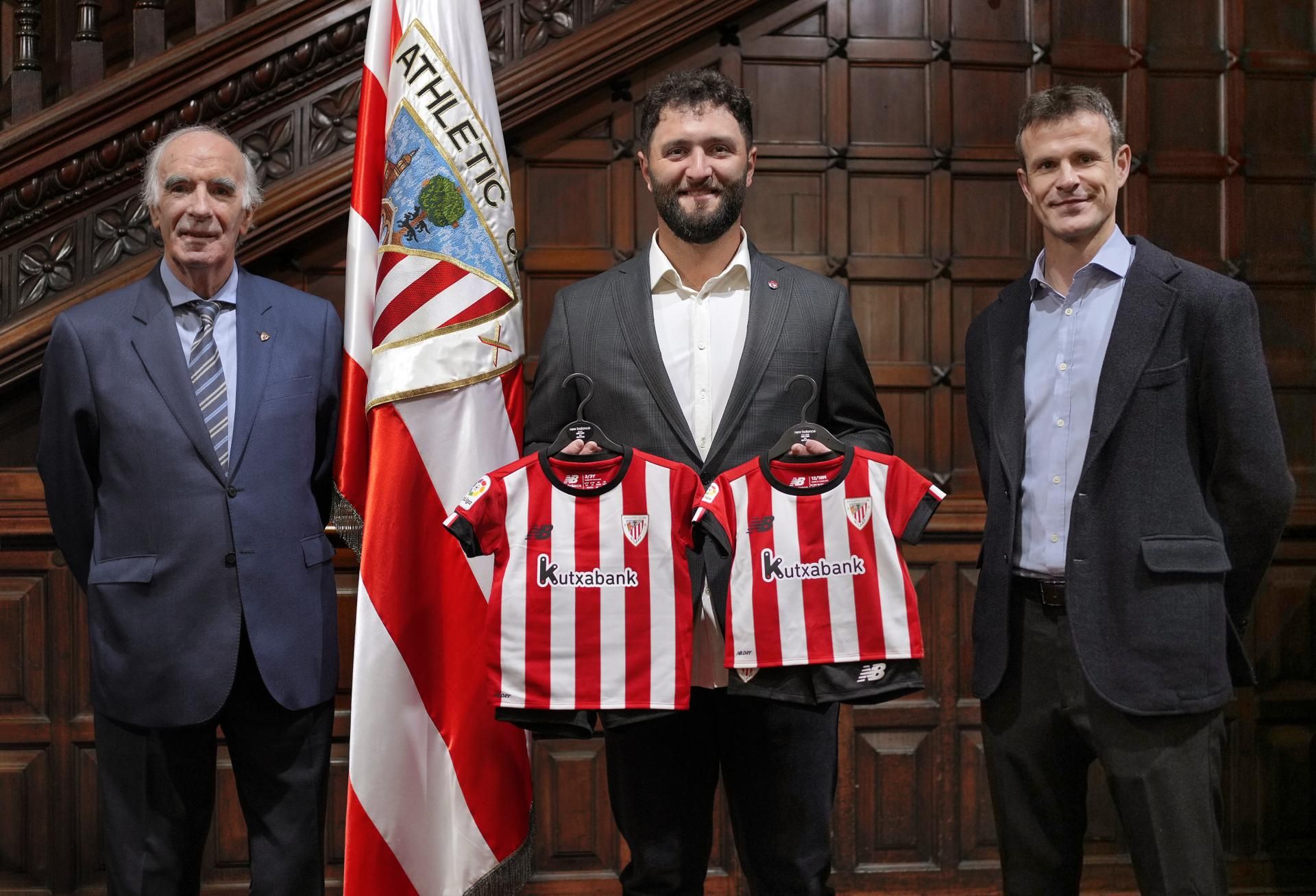  Iribar, Jon Rahm y el presidente del Athletic Club Jon Uriarte en Ibaigane.