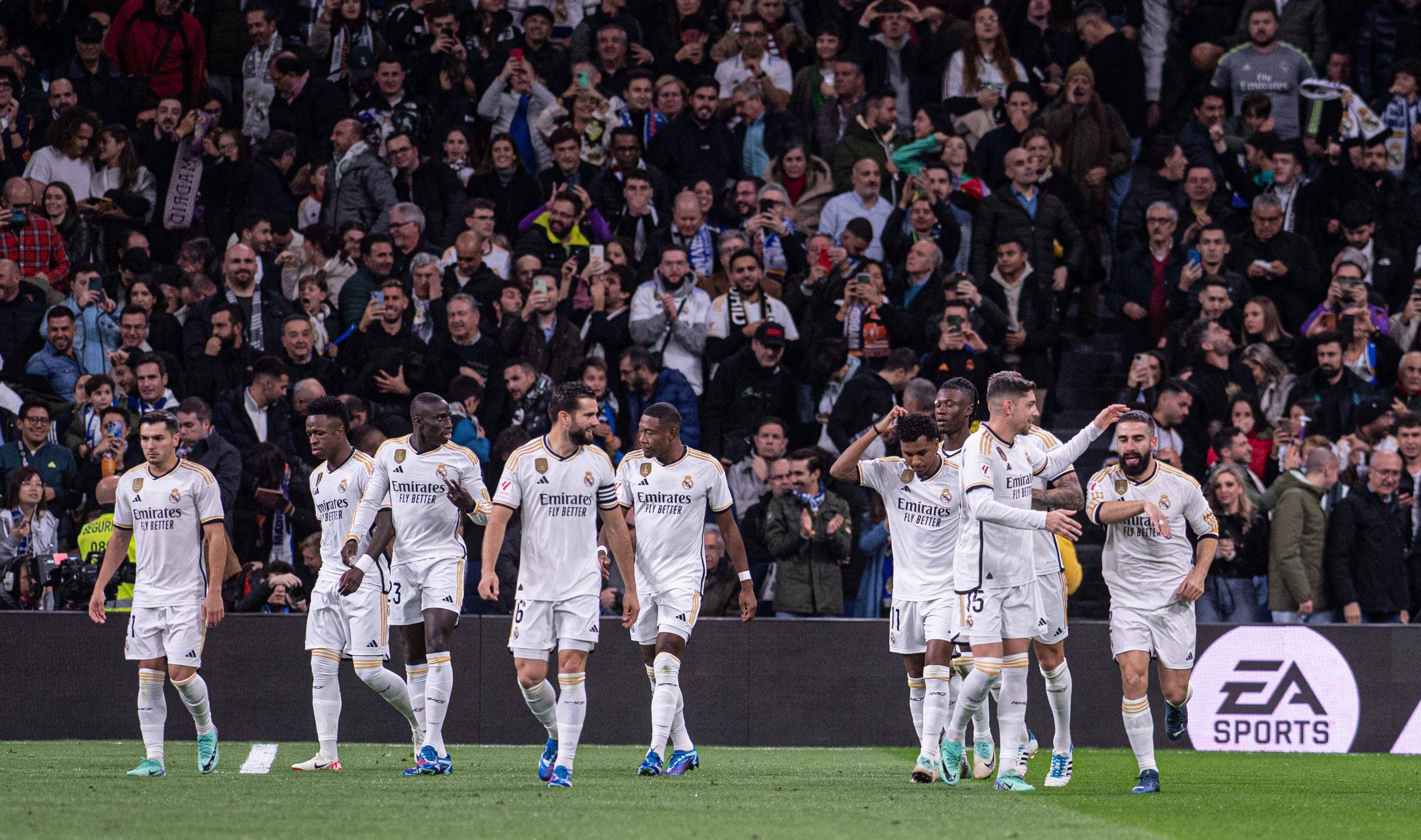  Los jugadores del Real Madrid celebran el gol de Carvajal al Valencia.