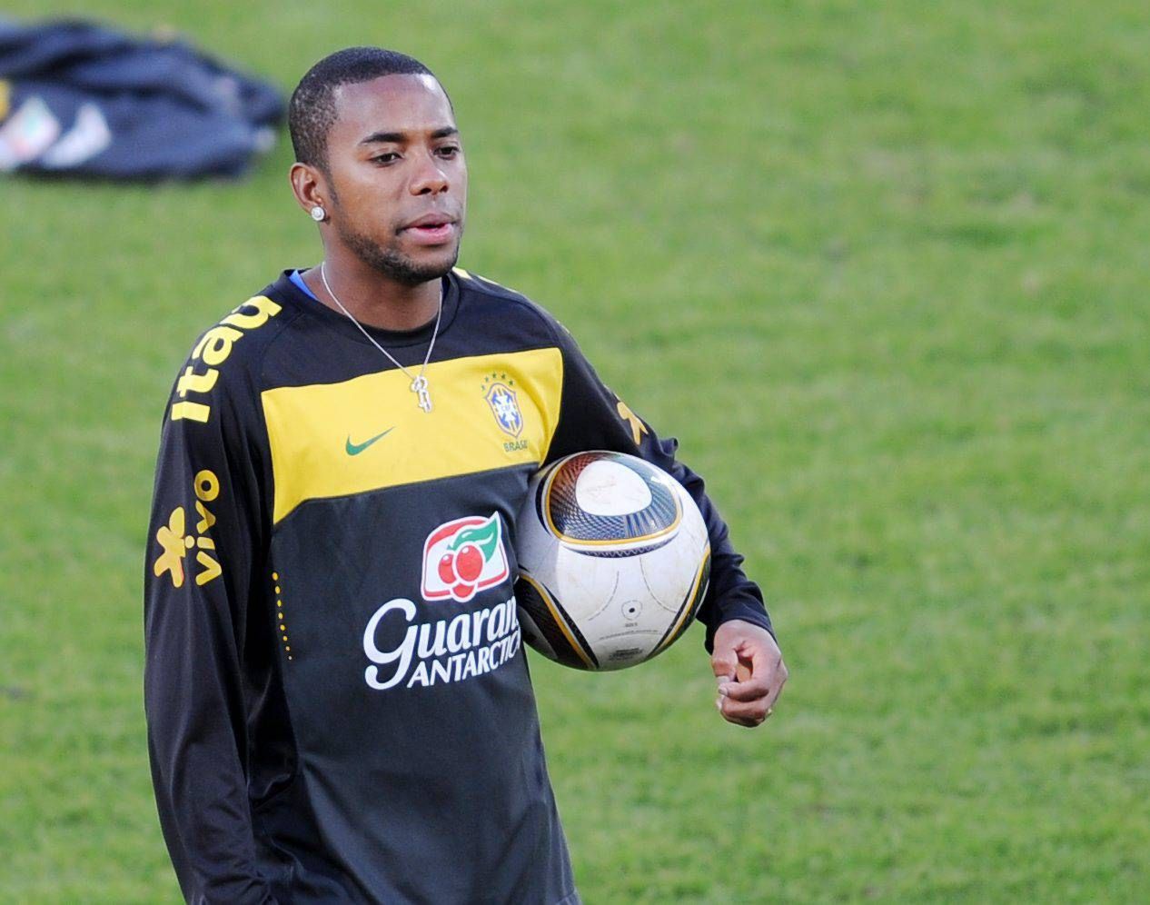  Robinho, en un entrenamiento con Brasil.