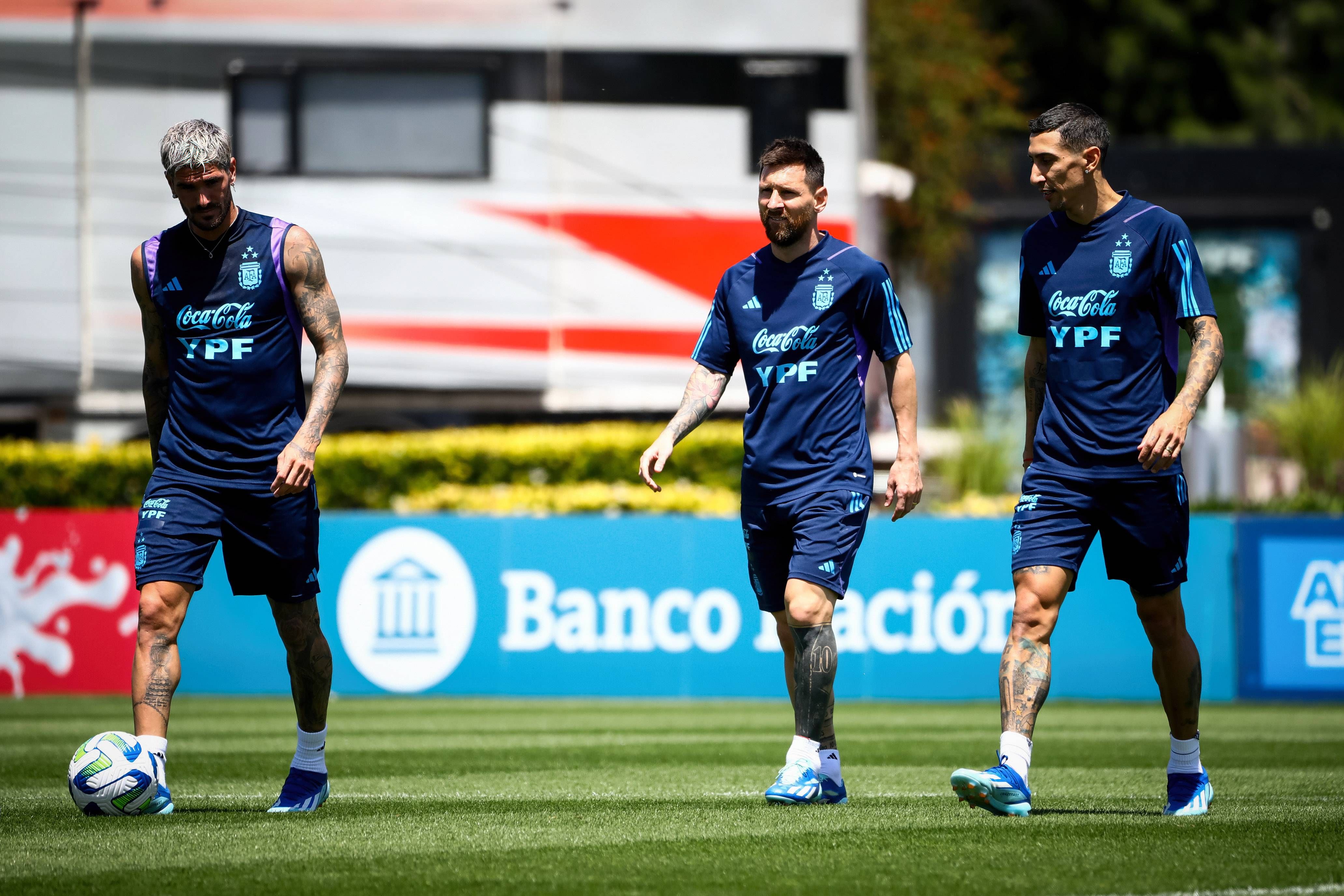  Rodrigo De Paul, Leo Messi y Di María con la selección argentina.