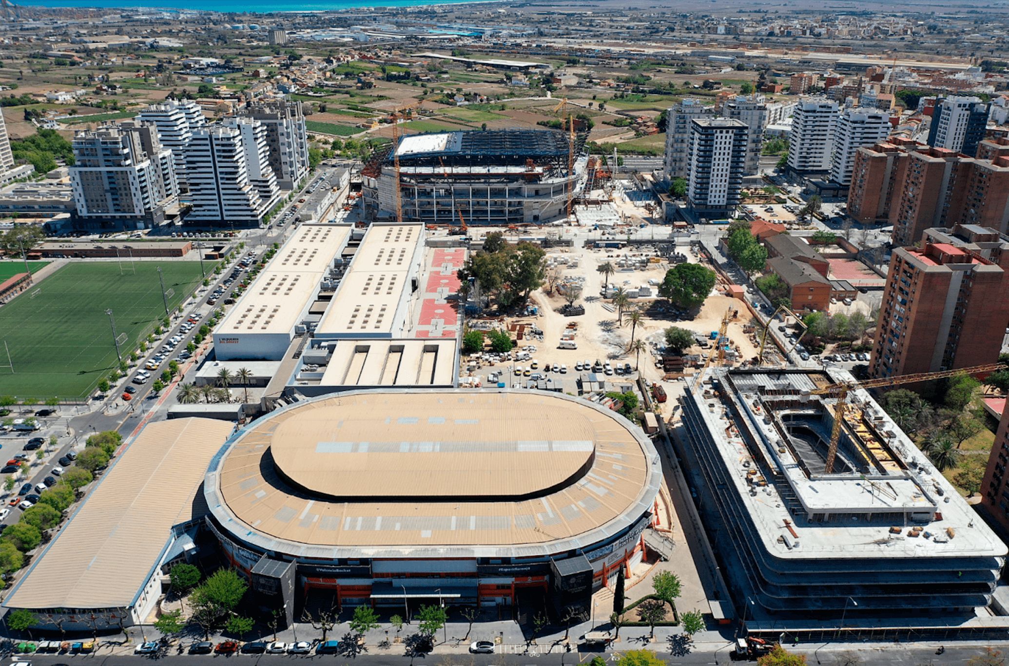 El Roig Arena al fondo, la Fonteta delante