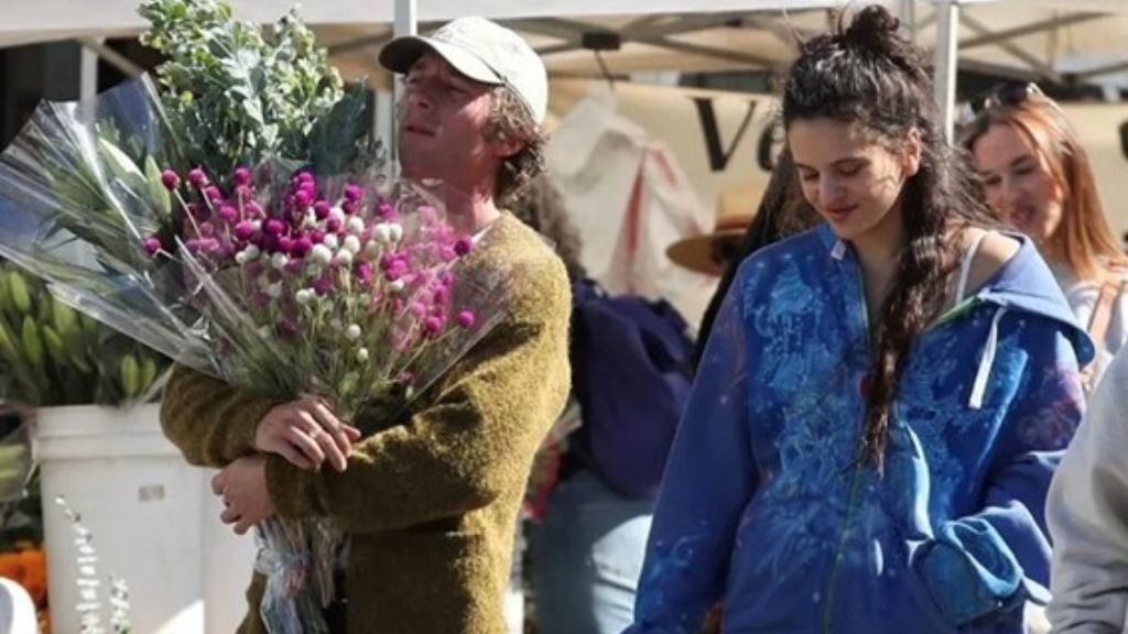 Rosalía y Jeremy Allen paseando por Los Ángeles (@MOTOMAMITOUR)