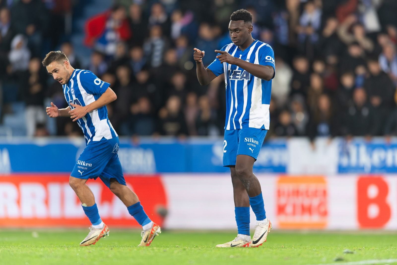 Samu Omorodion celebra su gol en el Alavés-Granada.