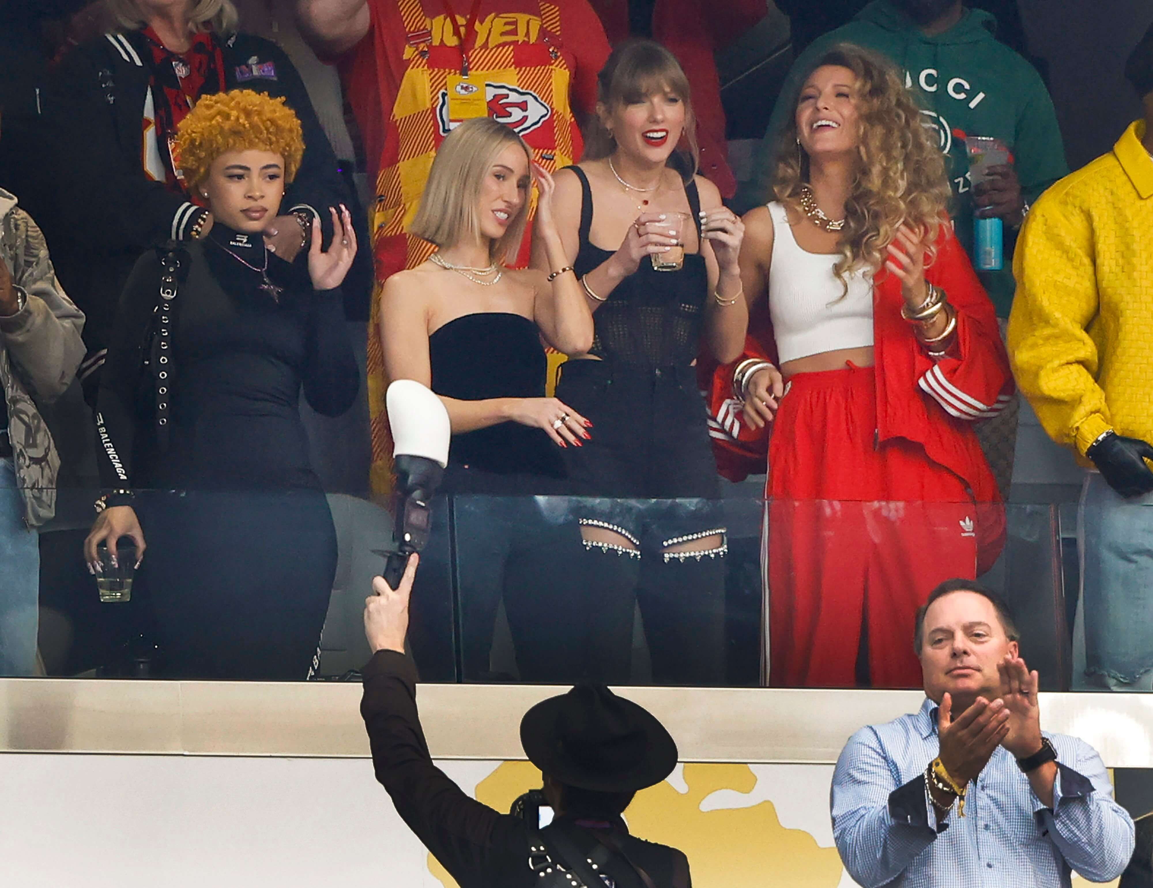  Taylor Swift, junto a Blake Lively en la Super Bowl 2024..