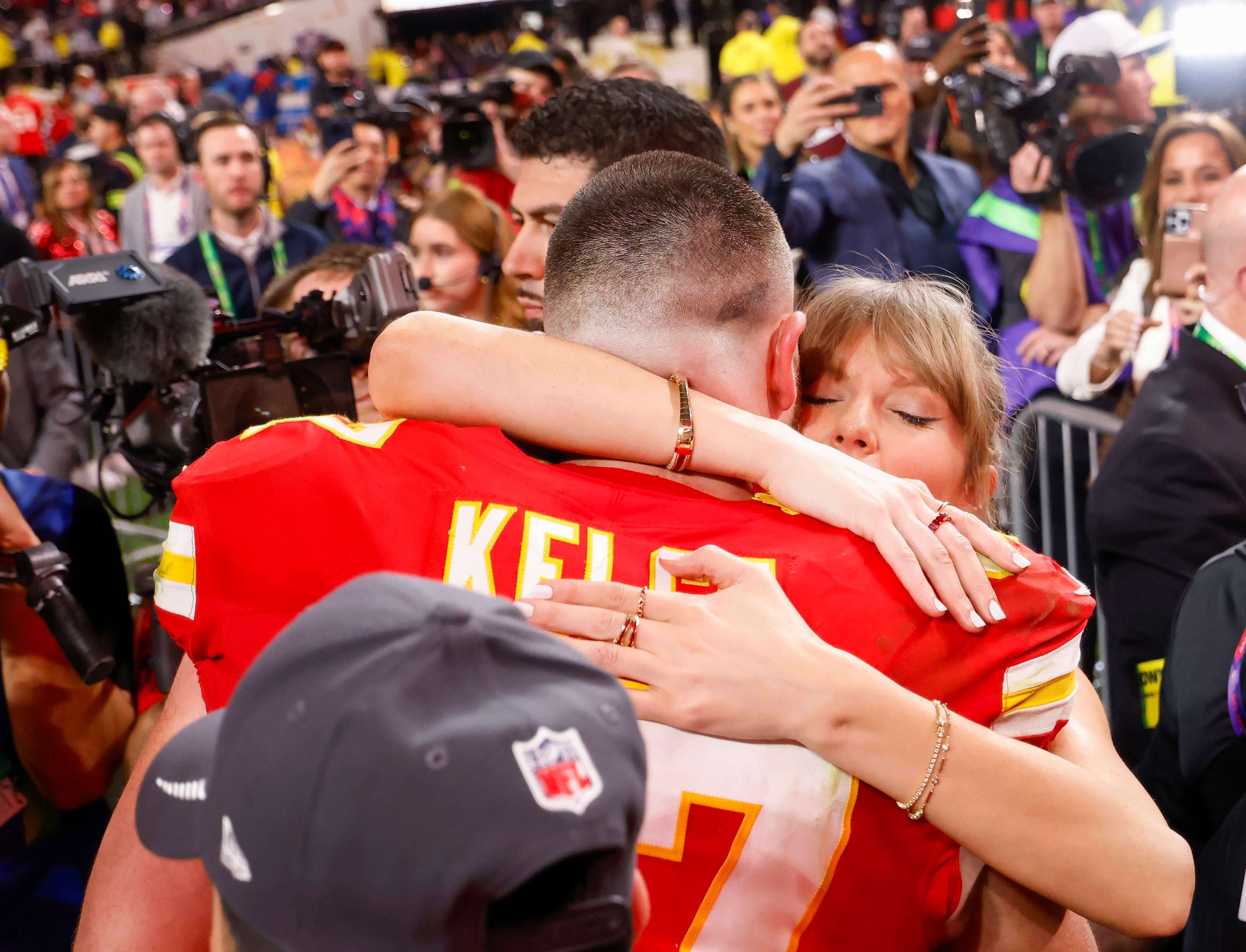 El abrazo de Taylor Swift y Travis Kelce en la Super Bowl 2024