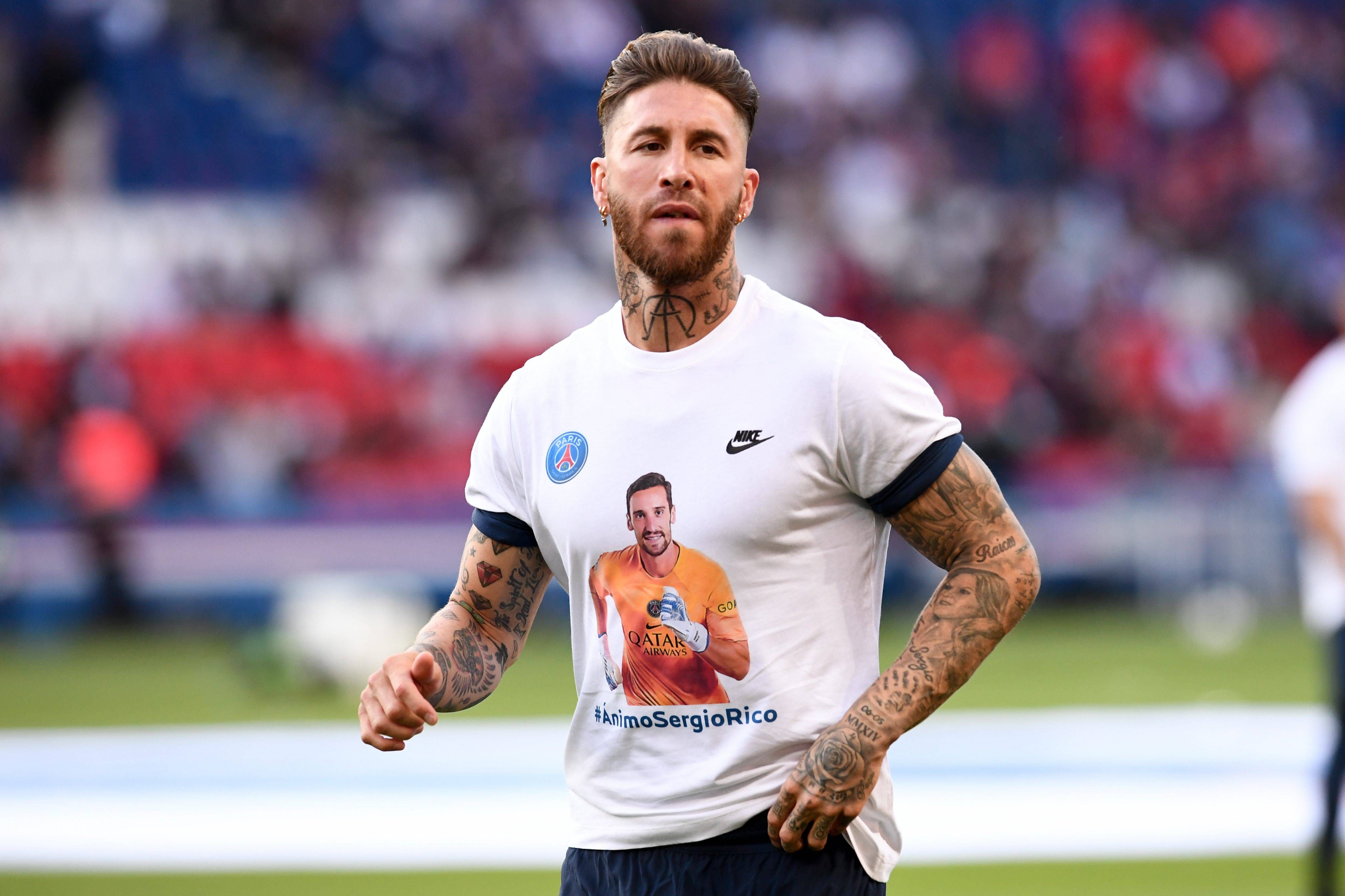  Sergio Ramos con la camiseta de apoyo a Sergio Rico que vistieron los jugadores del PSG (Cordon Press)