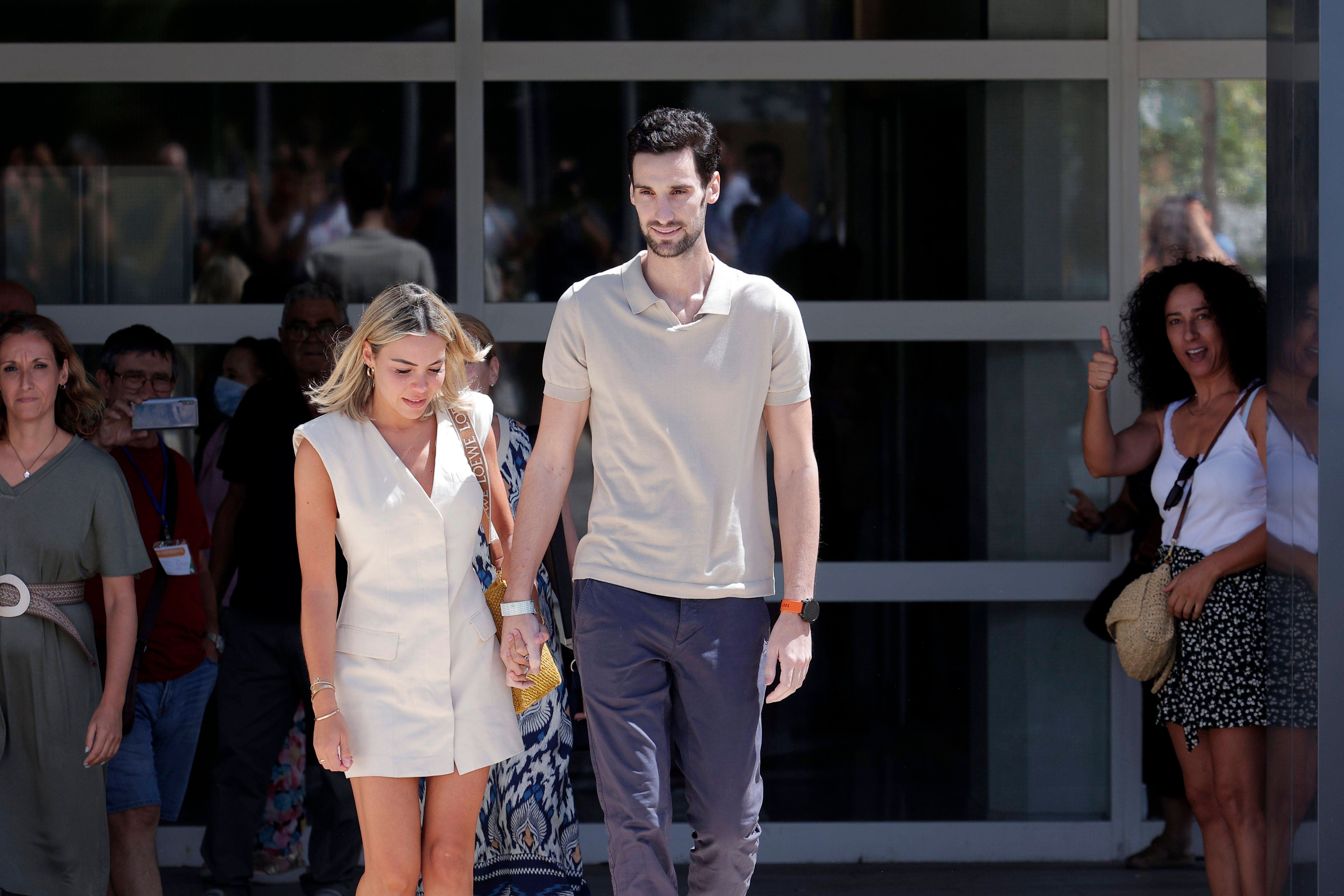 Sergio Rico abandonando el hospital junto a su pareja, Alba Silva (Cordon Press)