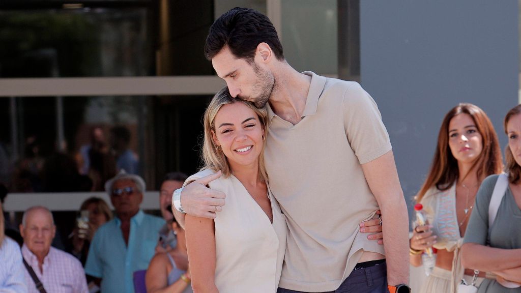  Sergio Rico y Alba Silva abandonan el Hospital Virgen del Rocío (Cordon Press)