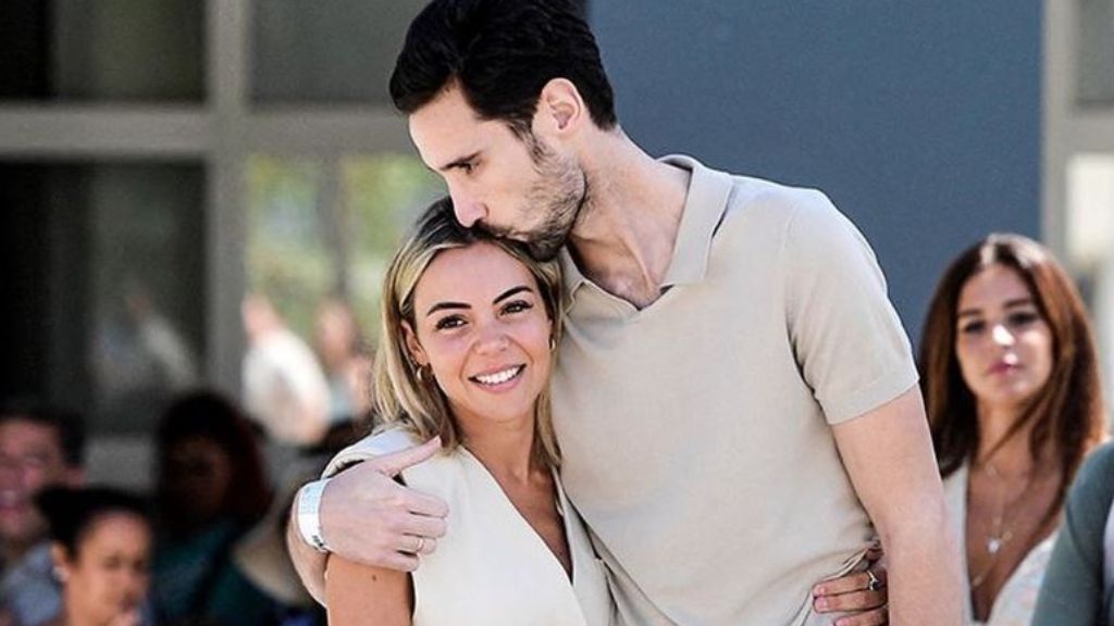  Sergio Rico y Alba Silva tras recibir el alta en el Hospital de El Rocío