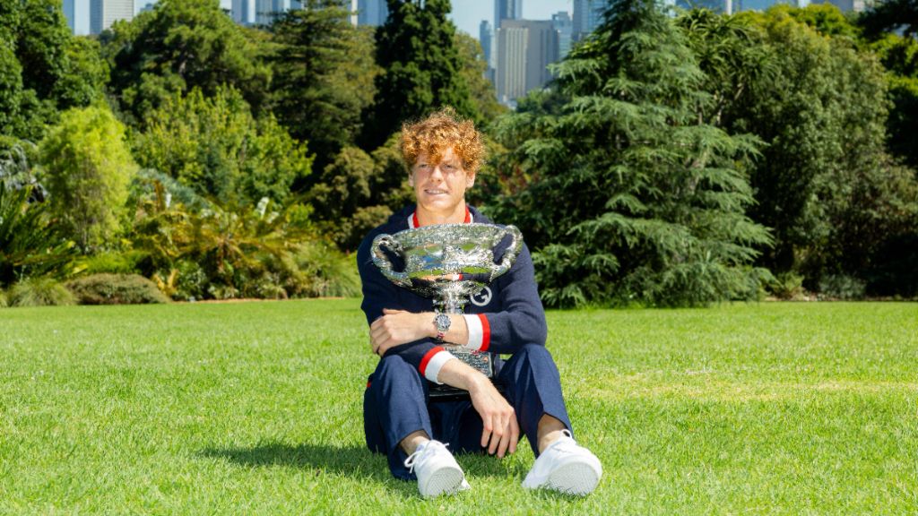  Jannik Sinner posa con el trofeo de campeón del Abierto de Australia (Fuente: Cordon Press).