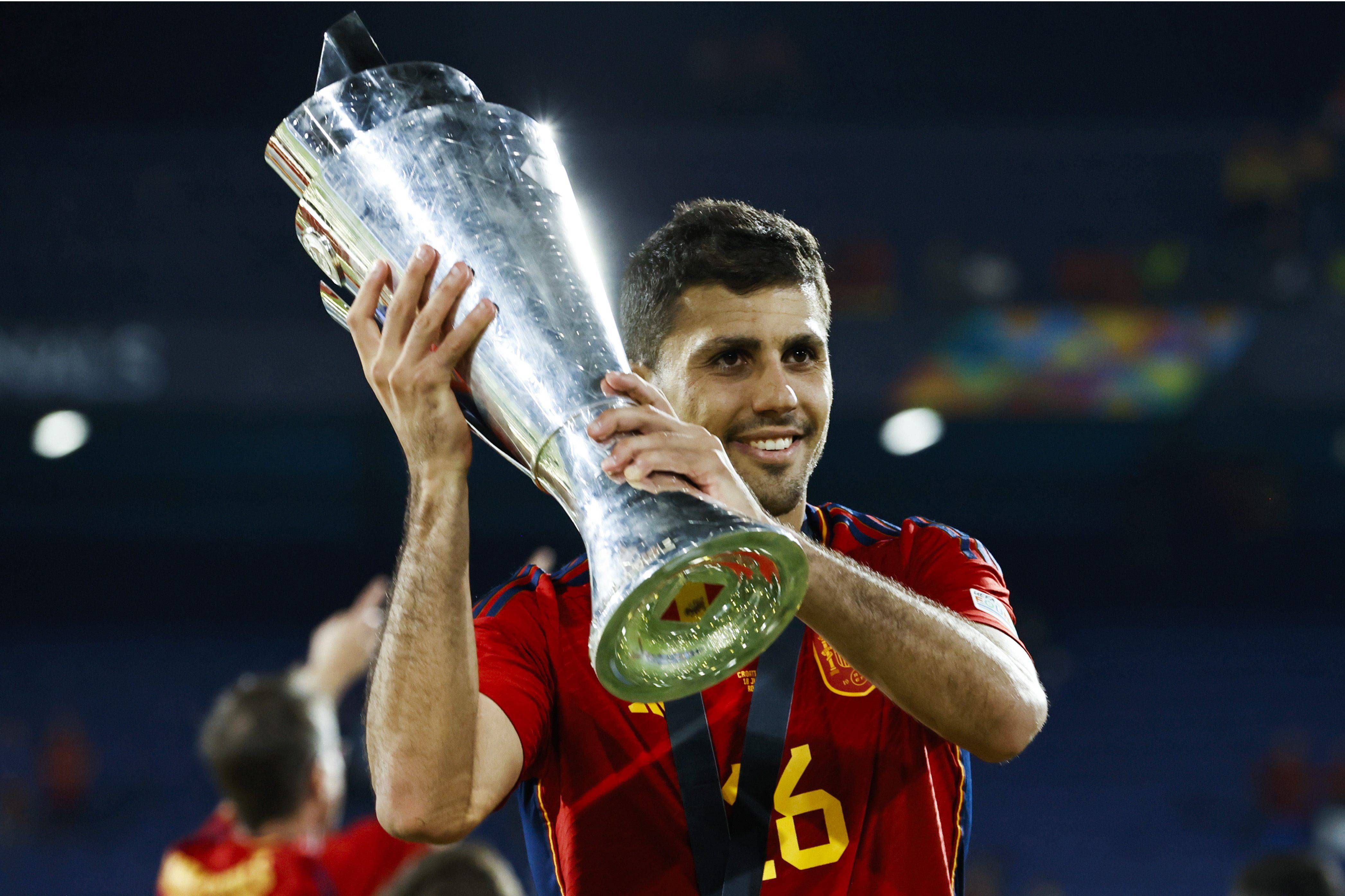  Rodri Hernández levanta el título de Nations League..