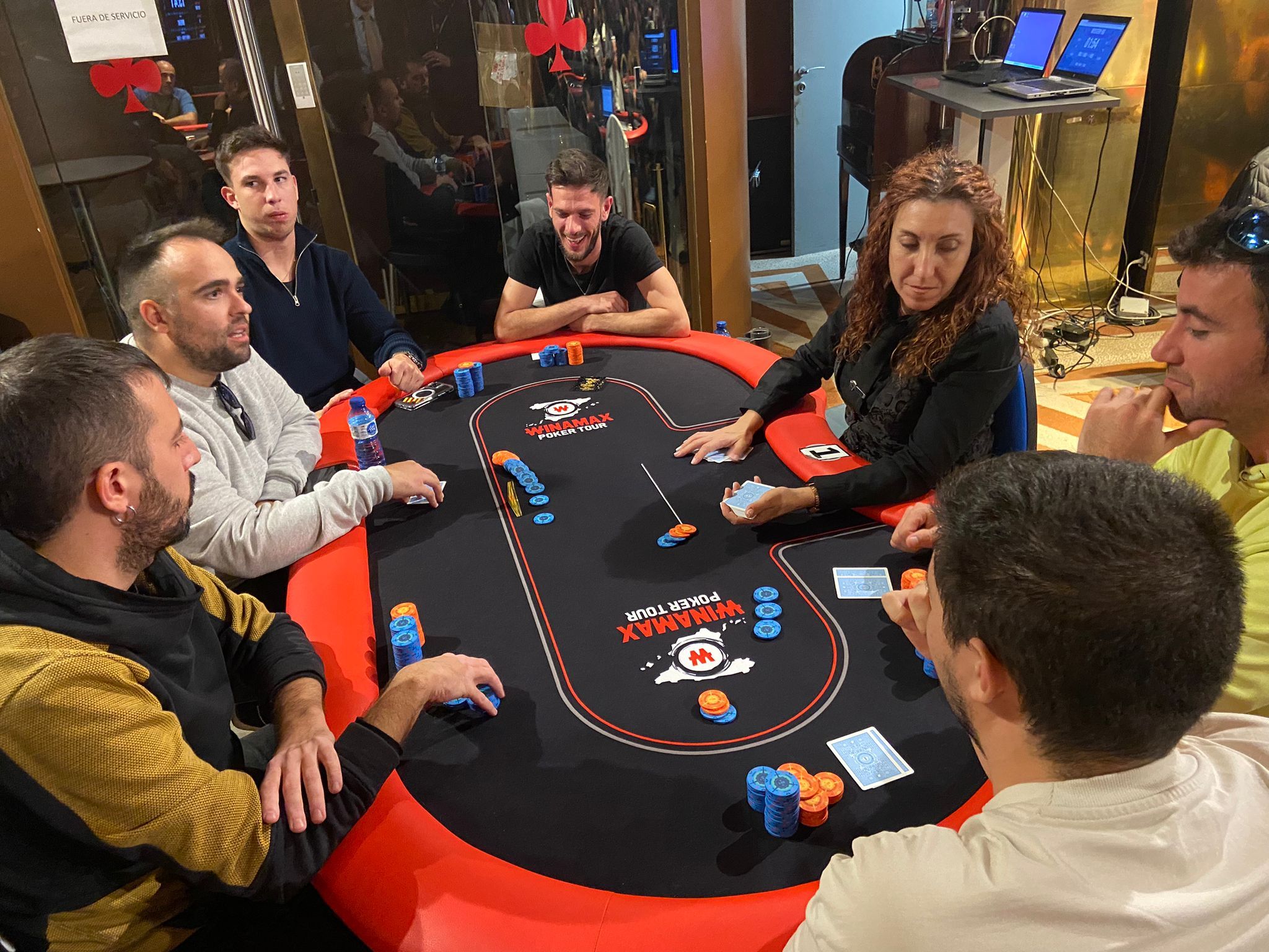 Solo 12 jugadores siguen en las mesas