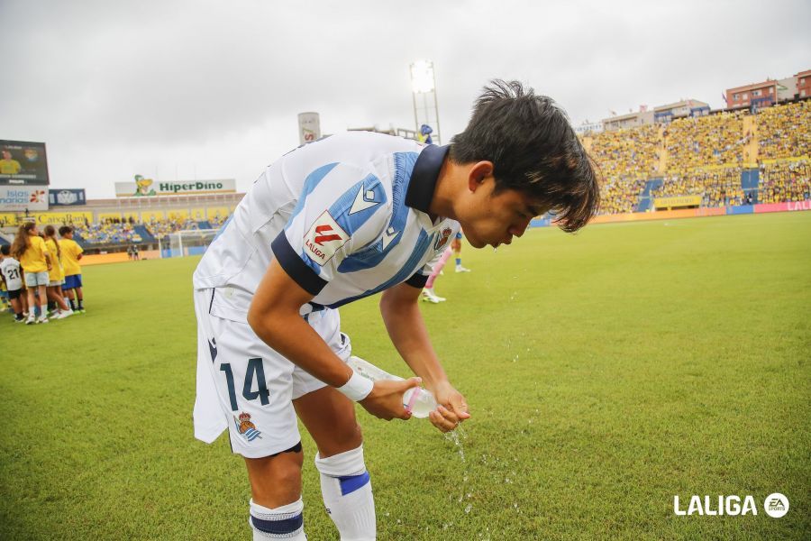 Take Kubo se refresca en el Estadio Gran Canaria (Foto: LaLiga).